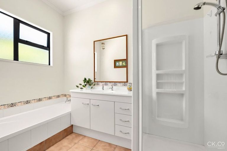 Photo of property in 8a Garrett Place, Riverstone Terraces, Upper Hutt, 5018