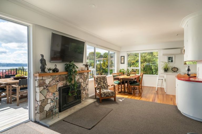 Photo of property in 6 Earle Place, Acacia Bay, Taupo, 3330