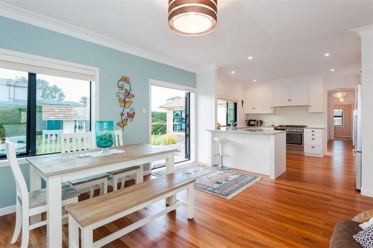 Photo of property in 11 Lake Pupuke Drive, Takapuna, Auckland, 0622