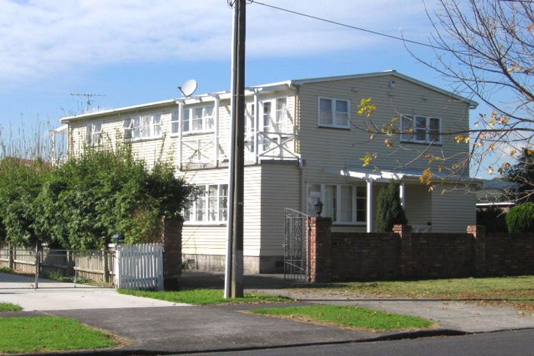 Photo of property in 104 Beach Road, Te Atatu Peninsula, Auckland, 0610