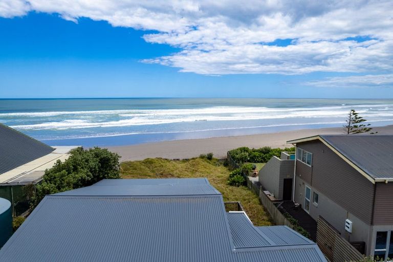 Photo of property in 21 Ocean View Road, Port Waikato, 2695