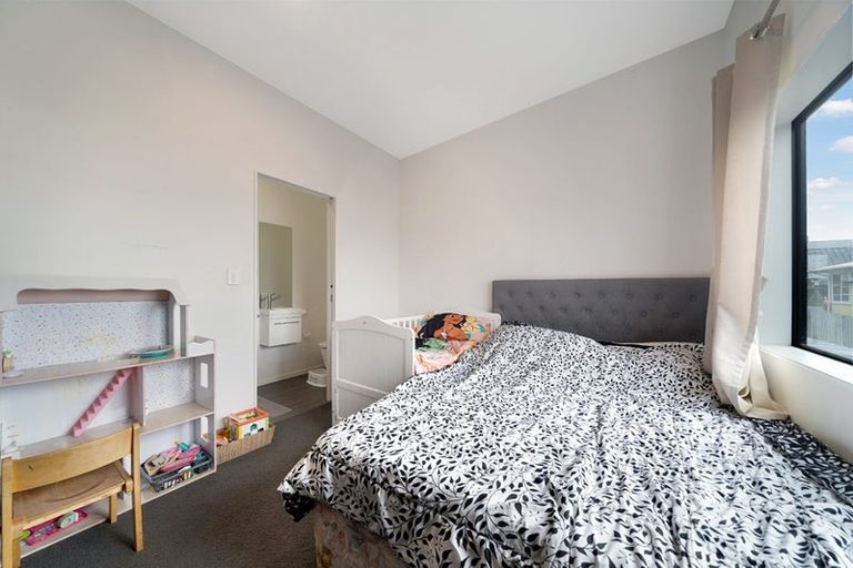 Photo of property in 4337c Great North Road, Glendene, Auckland, 0602