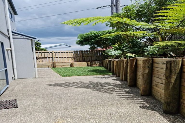 Photo of property in 1/35 Highgrove Lane, Totara Vale, Auckland, 0632