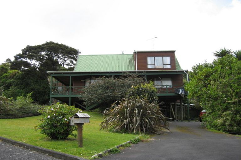 Photo of property in 6 Atarua Gardens, Waiatarua, Auckland, 0604