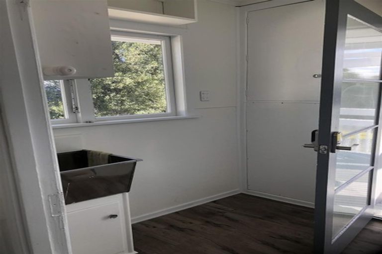 Photo of property in 5 Thomas Rea Place, Te Atatu South, Auckland, 0610