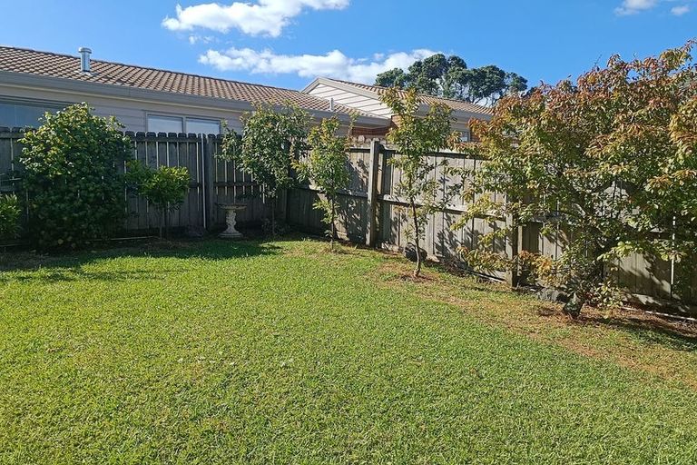 Photo of property in 3/166 Bradbury Road, Botany Downs, Auckland, 2010