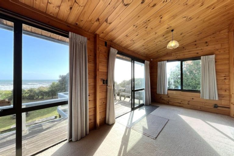 Photo of property in 25 Oratia Street, Waikanae Beach, Waikanae, 5036