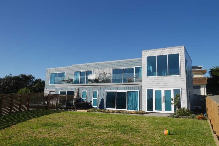 Photo of property in 156 Field Way, Waikanae Beach, Waikanae, 5036