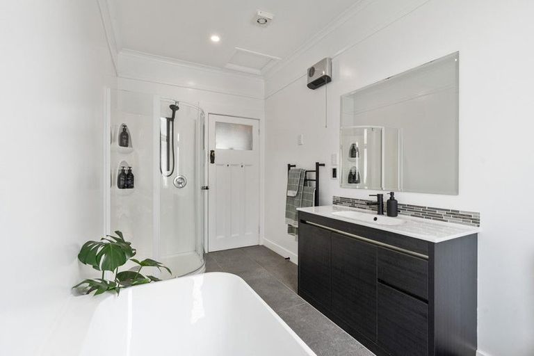 Photo of property in 72 Hargest Crescent, Saint Clair, Dunedin, 9012