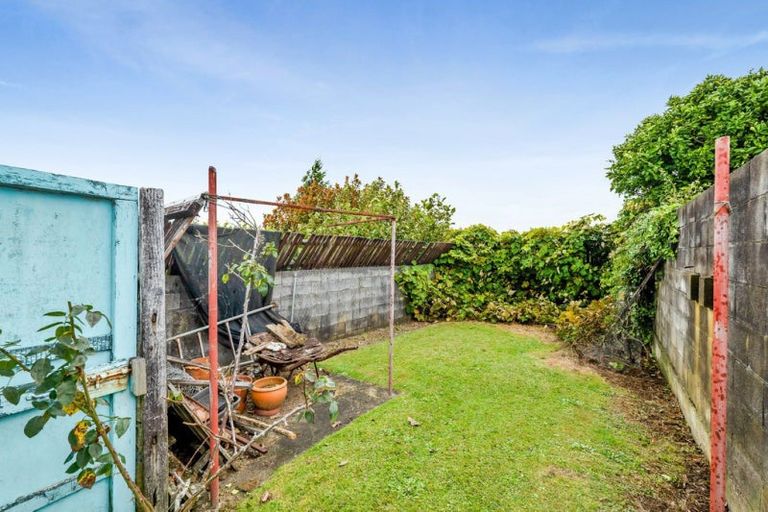 Photo of property in 79 Omata Road, Marfell, New Plymouth, 4310