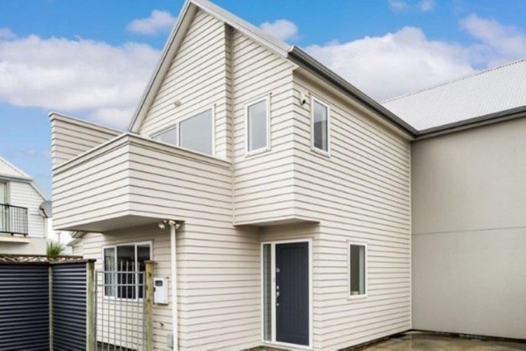 Photo of property in 8a Stone Street, Miramar, Wellington, 6022