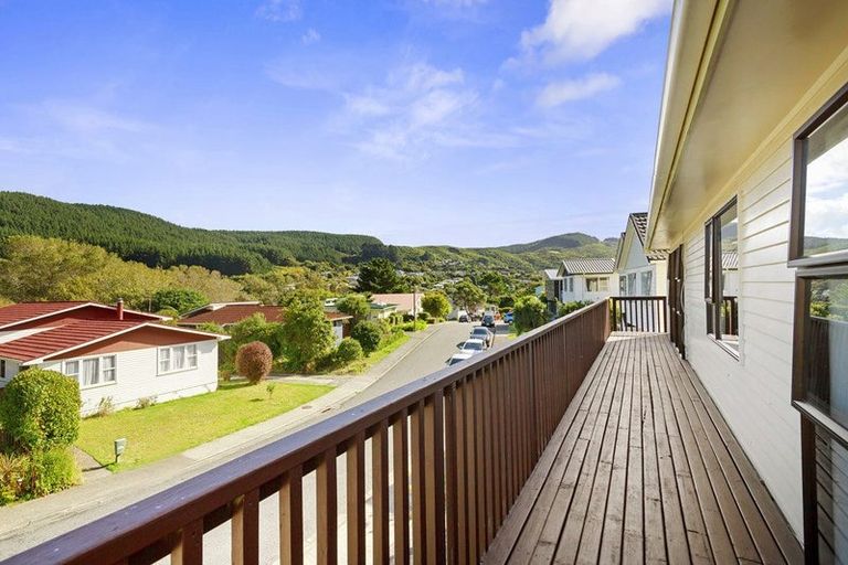 Photo of property in 6 Zande Terrace, Tawa, Wellington, 5028