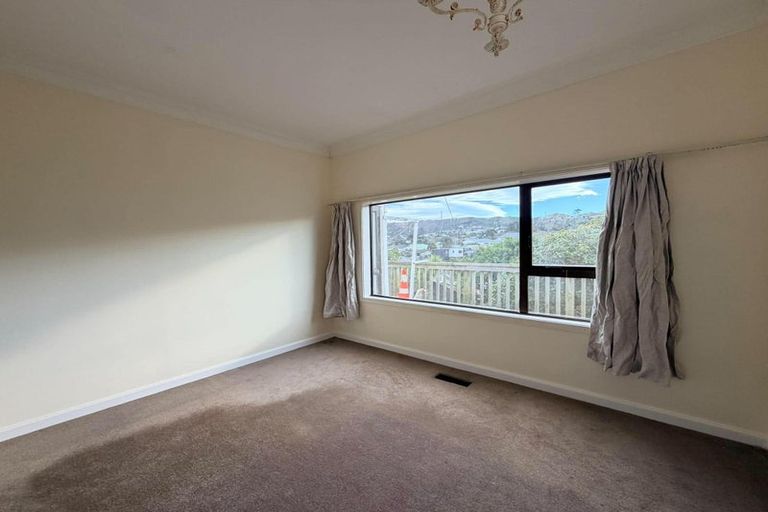 Photo of property in 28 Bassett Road, Johnsonville, Wellington, 6037