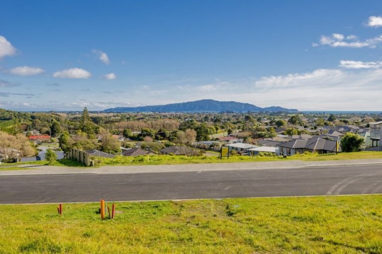 Photo of property in 10 Kakariki Grove, Waikanae, 5036