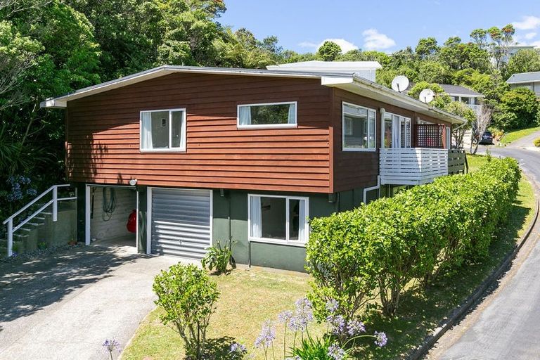 Photo of property in 1/15 Bloomsbury Grove, Newlands, Wellington, 6037