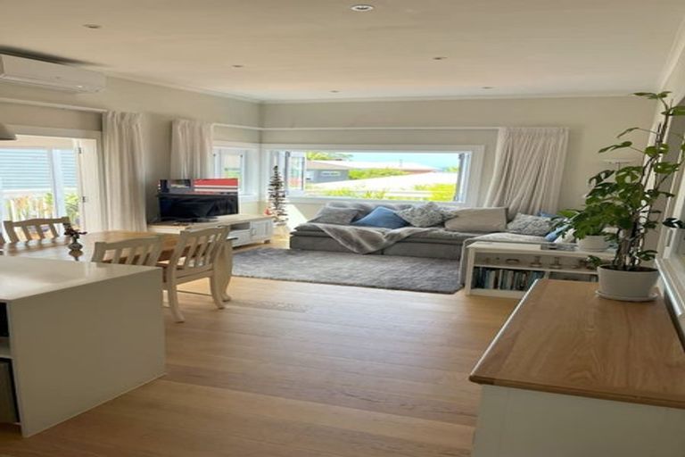 Photo of property in 2/2 Kiteroa Terrace, Rothesay Bay, Auckland, 0630