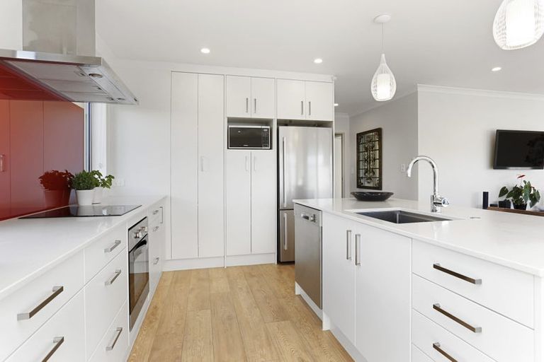 Photo of property in 44b Gilbransen Road, Kumeu, 0810