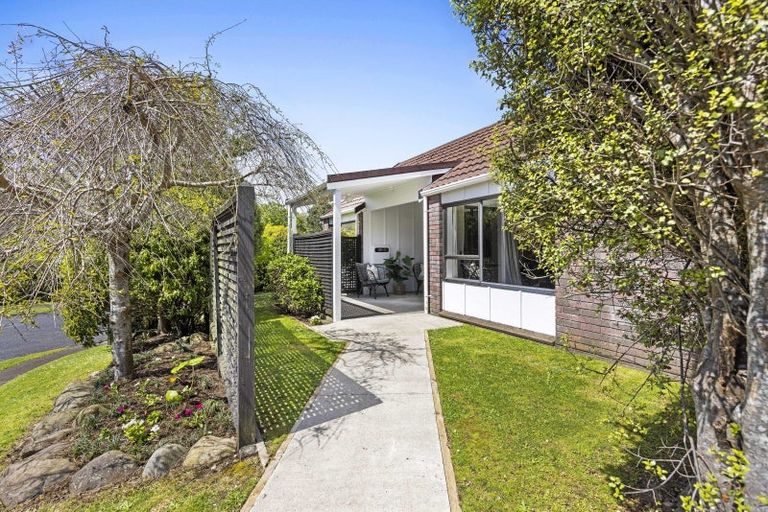 Photo of property in 1 Fairview Place, Westown, New Plymouth, 4310
