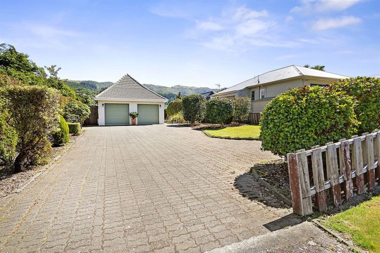 Photo of property in 53 Ranui Terrace, Tawa, Wellington, 5028
