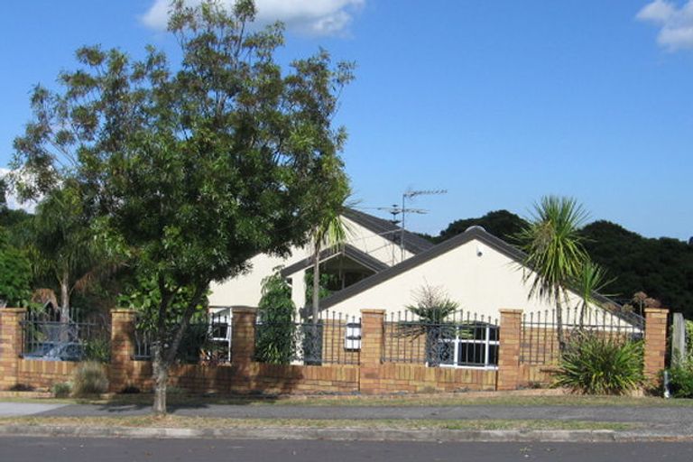 Photo of property in 26 Lagoon Way, West Harbour, Auckland, 0618