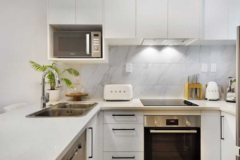 Photo of property in 41 Morihana Close, Glen Eden, Auckland, 0602