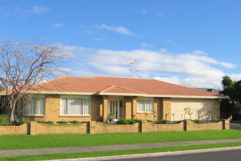 Photo of property in 170 Lakeside Drive, Orewa, 0931