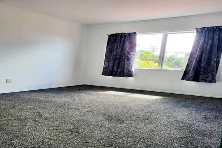 Photo of property in 779 East Coast Road, Northcross, Auckland, 0630