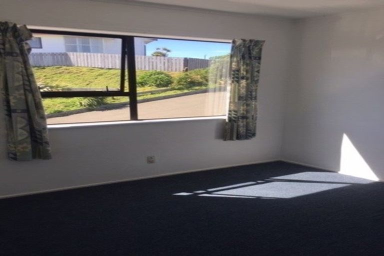 Photo of property in 33b Sunhaven Drive, Newlands, Wellington, 6037