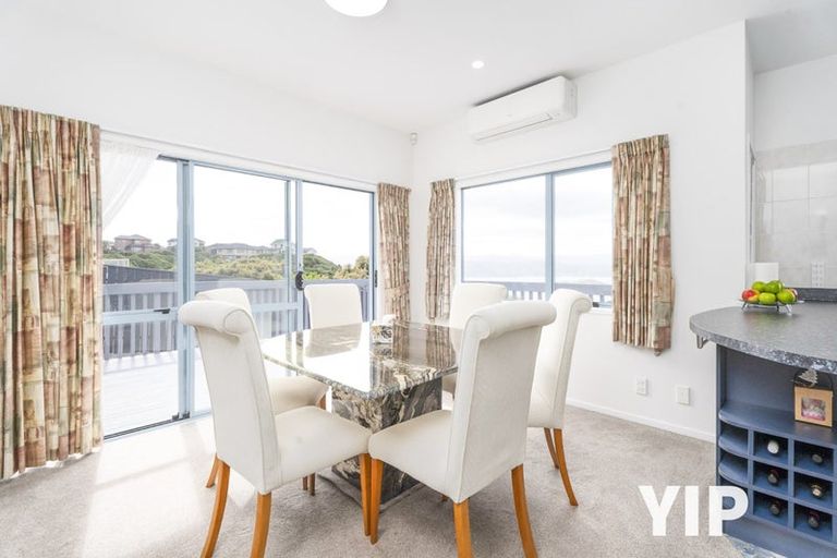 Photo of property in 3 Forbes Lane, Newlands, Wellington, 6037