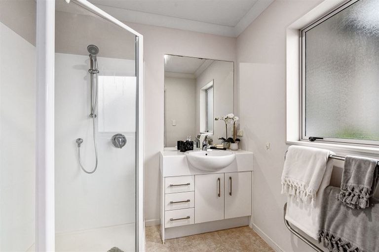 Photo of property in 22 Rising Parade, Fairview Heights, Auckland, 0632