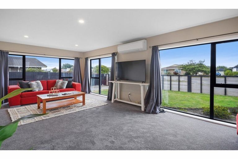 Photo of property in 135 Queenspark Drive, Parklands, Christchurch, 8083