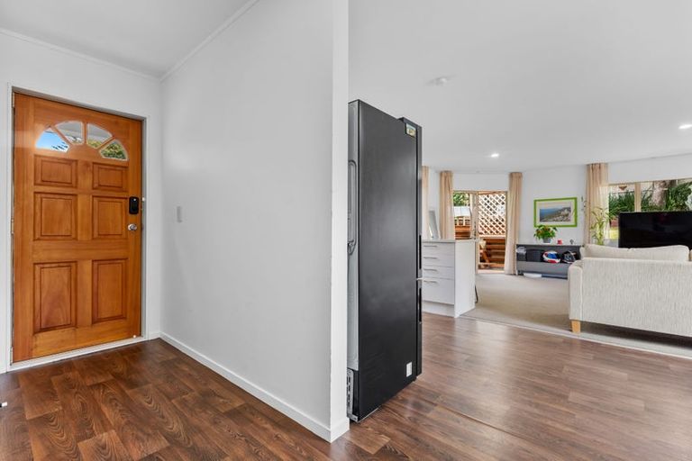 Photo of property in 8a Aplin Place, Birkdale, Auckland, 0626