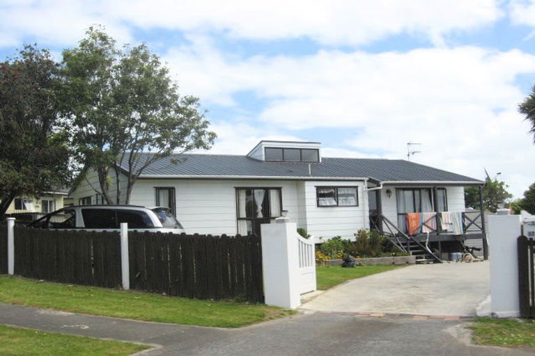 Photo of property in 17 Cottrell Place, Clendon Park, Auckland, 2103