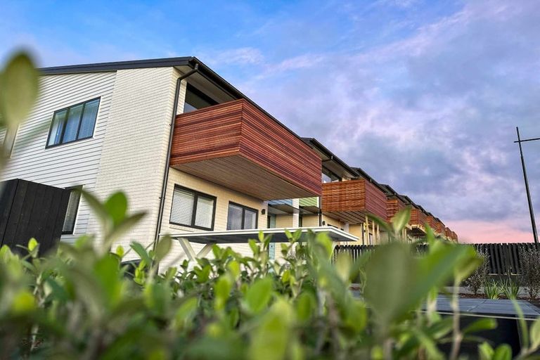 Photo of property in 33 Oakum Road, Whitby, Porirua, 5024