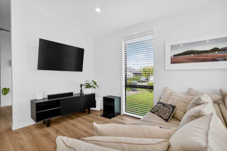 Photo of property in 2 Arohaina Avenue, Karaka, 2124