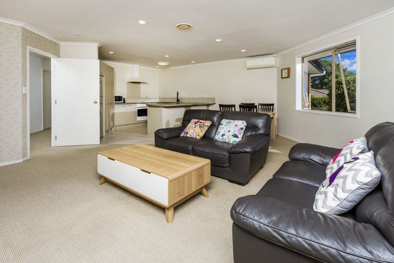 Photo of property in 5 Sunvista Avenue, Oteha, Auckland, 0632