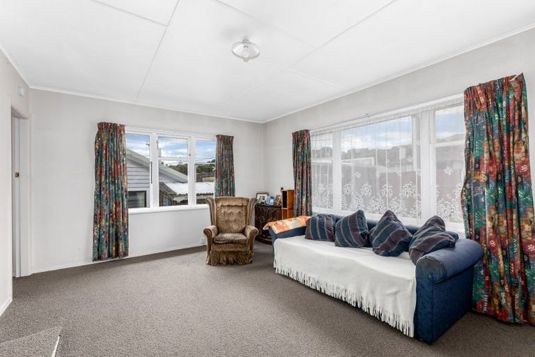 Photo of property in 12 Taylor Terrace, Tawa, Wellington, 5028