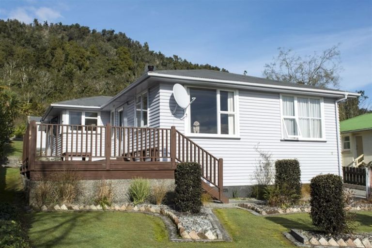 Photo of property in 17 Main Road, Harihari, 7884