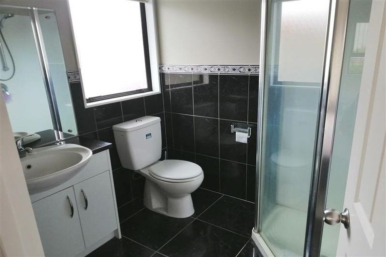 Photo of property in 21 Chadlington Avenue, Henderson, Auckland, 0612