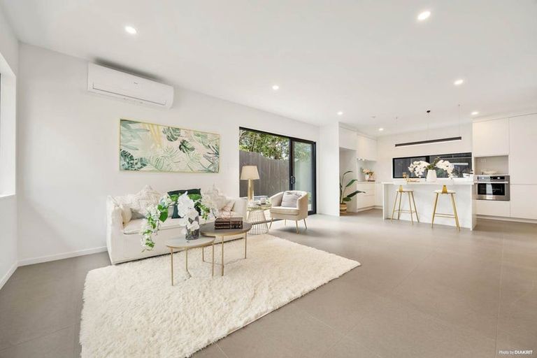 Photo of property in 11d Rene Place, Sunnyhills, Auckland, 2010