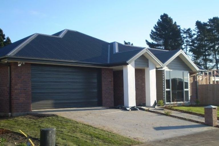 Photo of property in 27 Mokihi Gardens, Hillmorton, Christchurch, 8024