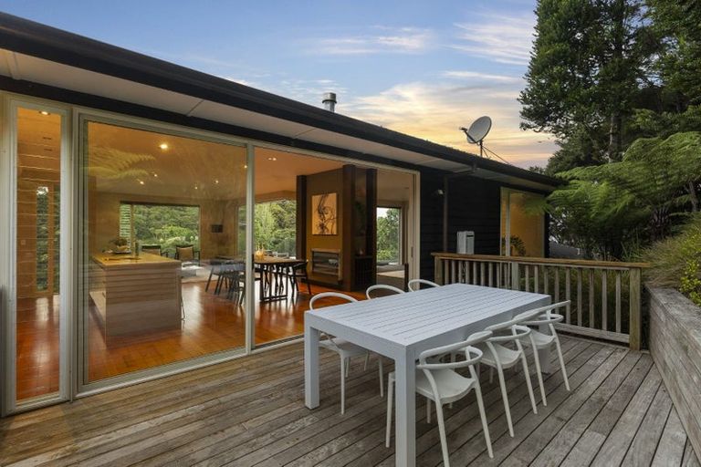 Photo of property in 9 Herrings Cove Place, Titirangi, Auckland, 0604
