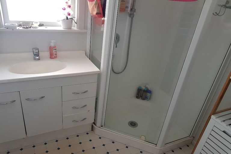 Photo of property in 37 Edmonton Road, Henderson, Auckland, 0612