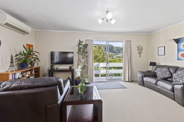 Photo of property in 11b Florio Terrace, Tawa, Wellington, 5028
