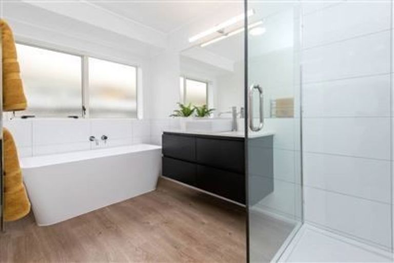 Photo of property in 2/23 Tarnica Road, Northpark, Auckland, 2013