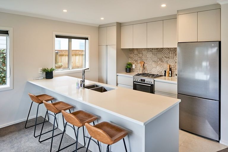 Photo of property in 33 Henrietta Maxwell Grove, Wainuiomata, Lower Hutt, 5014