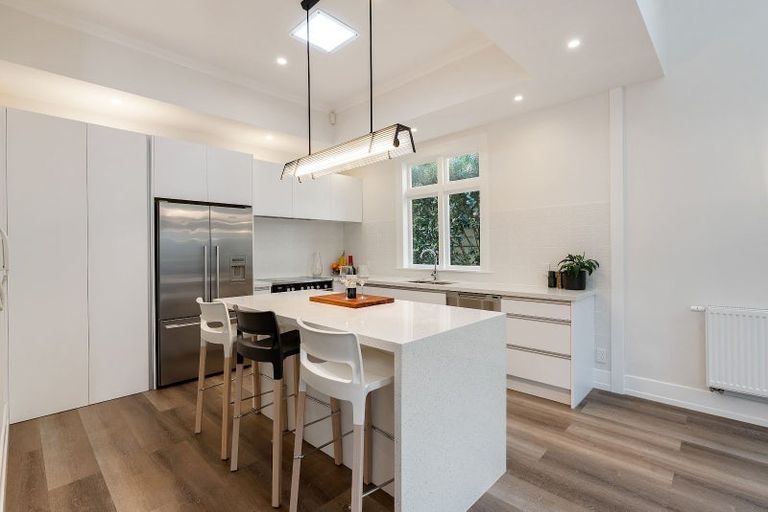 Photo of property in 210 Oriental Parade, Oriental Bay, Wellington, 6011