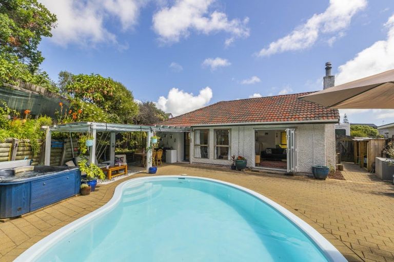 Photo of property in 16 Weggery Drive, Waikanae Beach, Waikanae, 5036