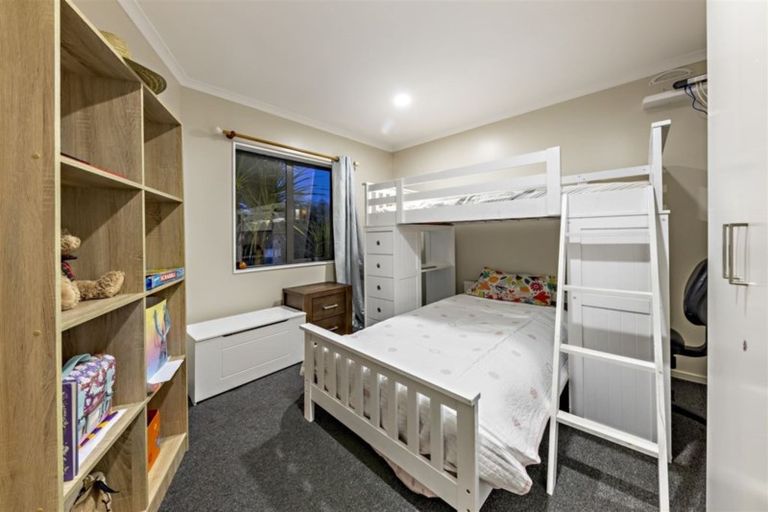 Photo of property in 36 Piper Place, Goodwood Heights, Auckland, 2105