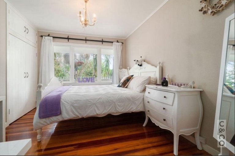Photo of property in 94 Colwill Road, Massey, Auckland, 0614